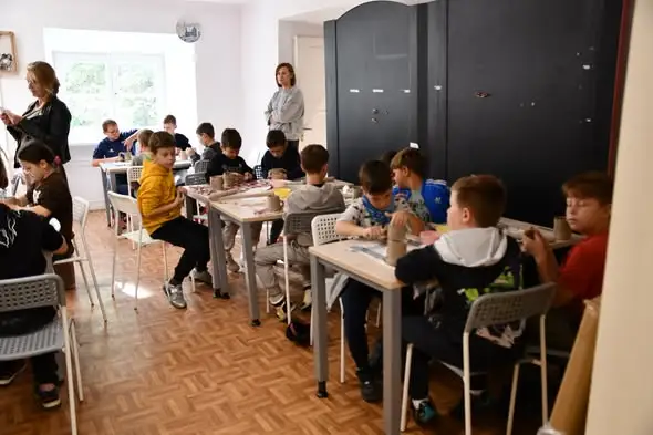 Gliniane czarowanie w Melgwi – dzieci z Krzesimowa i Jackowa stworzyły ceramiczne kubki