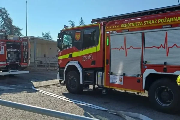 Ćwiczenia strażackie w Tykocinie: OSP Piaski, OSP Tykocin i JRG nr 3 trenowały na terenie ABP Poland