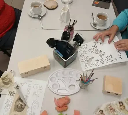 Seniorki z Biskupic ozdabiały szkatułki w bibliotece
