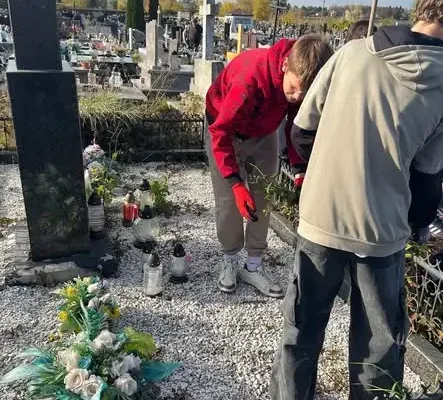 Uczniowie z Piaseczna zadbali o groby żołnierskie przed 1 listopada