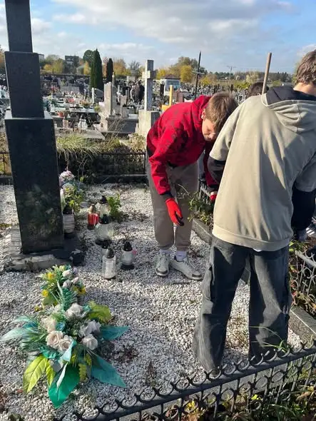 Uczniowie z Piaseczna zadbali o groby żołnierskie przed 1 listopada